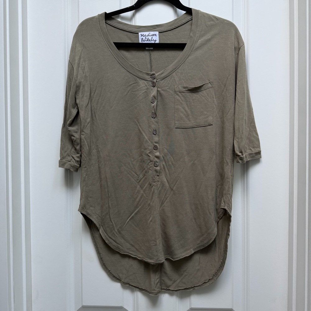 MADISON & BERKELEY 3/4 SLEEVE SCOOP NECK 1/2 BUTTON UP POCKET SHIRT GREEN SMALL